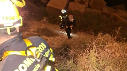 Rescatada una joven extranjera al caer a los bloques del Campo del Sur