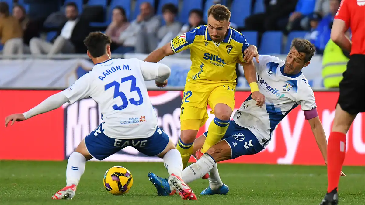 Ontiveros sufre el penalti que supuso el 1-1 transitorio