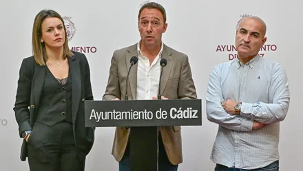 Comienzan las obras para renovar los suelos de caucho de los 37 parques infantiles de Cádiz