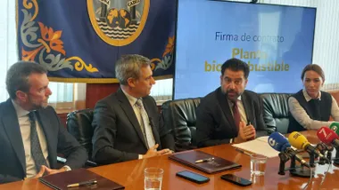 El delegado especial de la Zona Franca, Fran González, habla durante el acto de firma de la llegada de la nueva empresa