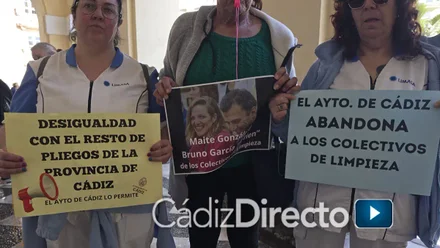 Tres limpiadoras municipales de Cádiz soportan carteles contra el alcalde, Bruno García, y el equipo de Gobierno