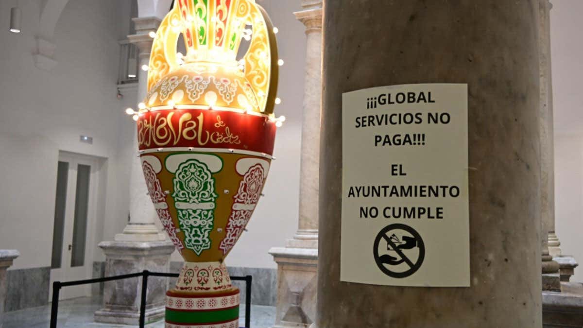 Cartel de protesta con la leyenda Global Servicios no paga. El ayuntamiento no cumple
