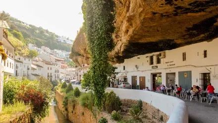 Calle cueva en Setenil de las Bodegas.