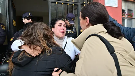 Tamara Manzano llora con dos amigas tras la salida de la que era su casa. Foto: Eulogio García.
