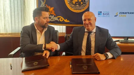Firma del nuevo acuerdo de colaboración entre la Zona Franca de Cádiz y Caja Rural del sur