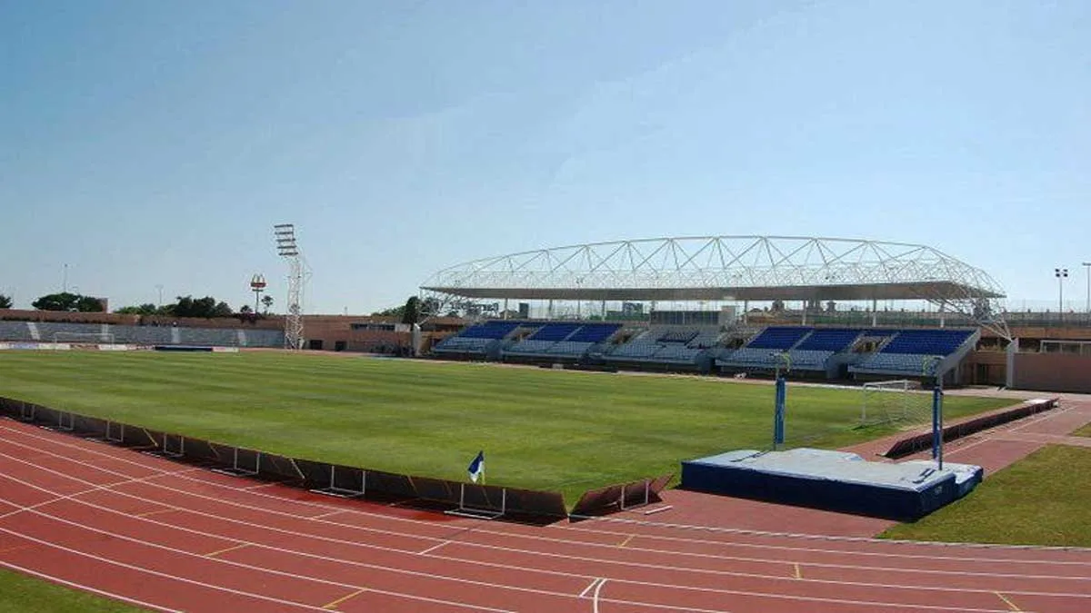 Césped, pista de atletismo y grada del estadio Bahía Sur de San Fernando.