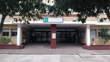 Acceso al colegio, es la fachada principal del CEIP San Fernando.