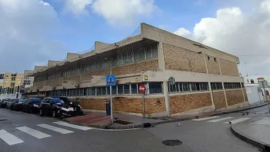 Fachada en ladrillo con mallas de protección en el CEIP San Ignacio.