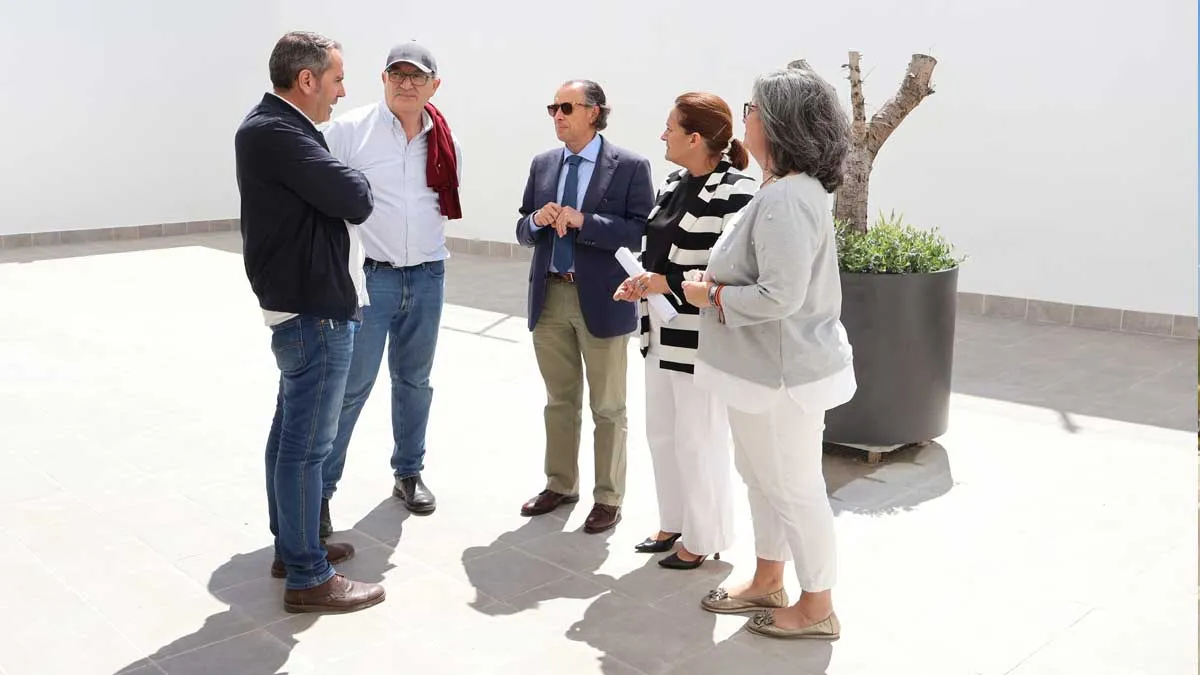 El alcalde y las delegadas junto a otros responsables en uno de los patios del centro destacando la blancura y luminosidad.