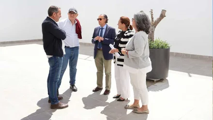 El alcalde y las delegadas junto a otros responsables en uno de los patios del centro destacando la blancura y luminosidad.