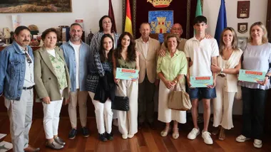 Participantes y alcalde posan junto a las banderas de la ciudad de Chiclana.