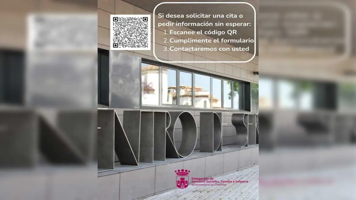 Vista de la información y acceso a la web de Chiclana para cita previa, es una fachada de un edificio con letras en acero.