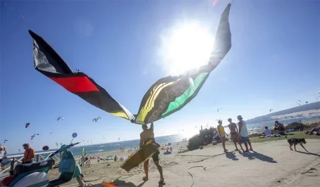 Un deportista se interna en la Playa de Valdevaqueros con una cometa. Foto: Diputación de Cádiz.