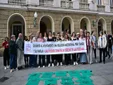 Medio centenar de personas se concentran para exigirle al Ayuntamiento de Cádiz una solución para Tamara Manzano