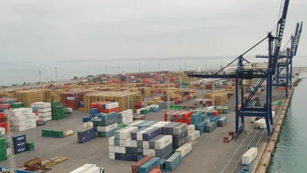 Contenedores en el puerto de Cádiz