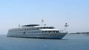 El barco La Belle de Cadix a su paso por Sanlúcar de Barrameda, se distingue la playa.