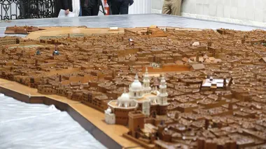 Maqueta de Cádiz en tonos marrones destacando la Catedral en color blanco.