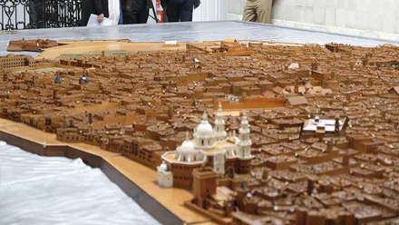 Maqueta de Cádiz en tonos marrones destacando la Catedral en color blanco.