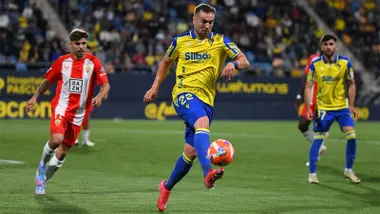 Ontiveros golpea el balón en el choque ante la UD Almería