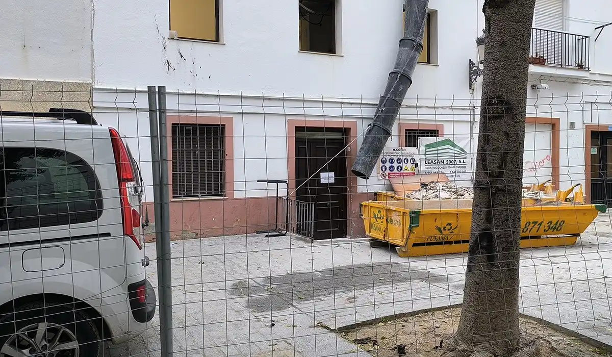 Una cuba en la puerta de acceso al albergue municipal de Cádiz durante las obras de reforma. La zona está vallada