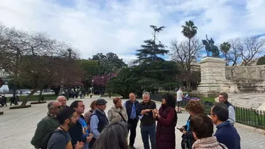 Personas en torno a la guía en el transcurso de una ruta.