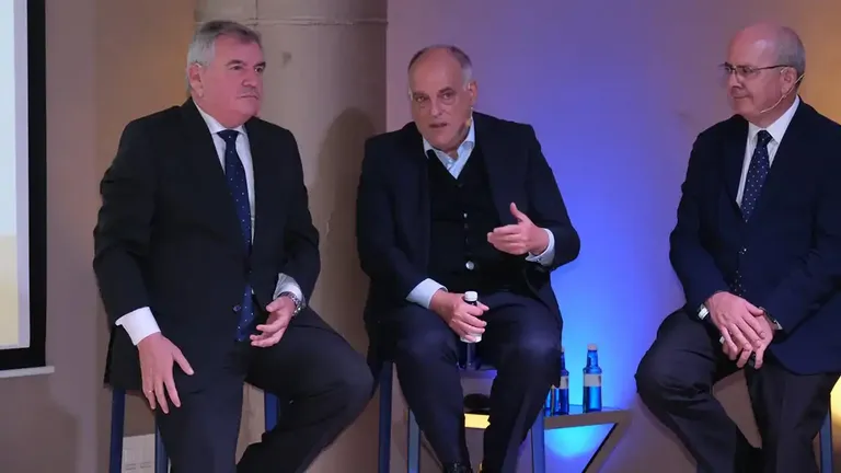 Tebas, junto a Manuel Vizcaíno y Javier Sánchez Rojas, en la presentación de Sportech
