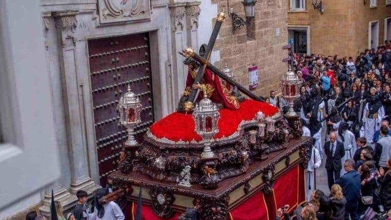 Jesús Caído, Columna y Ecce-Homo salvan un Martes Santo incompleto en Cádiz