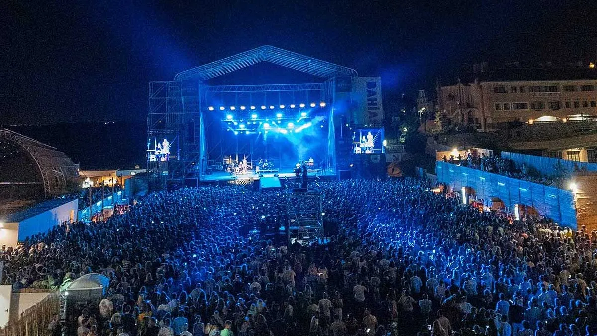 Escenario del Bahía Sound con focos de color azul.
