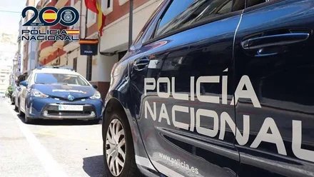 Dos coches de la Policía Nacional, azules, en la puerta de una comisaría en San Fernando.