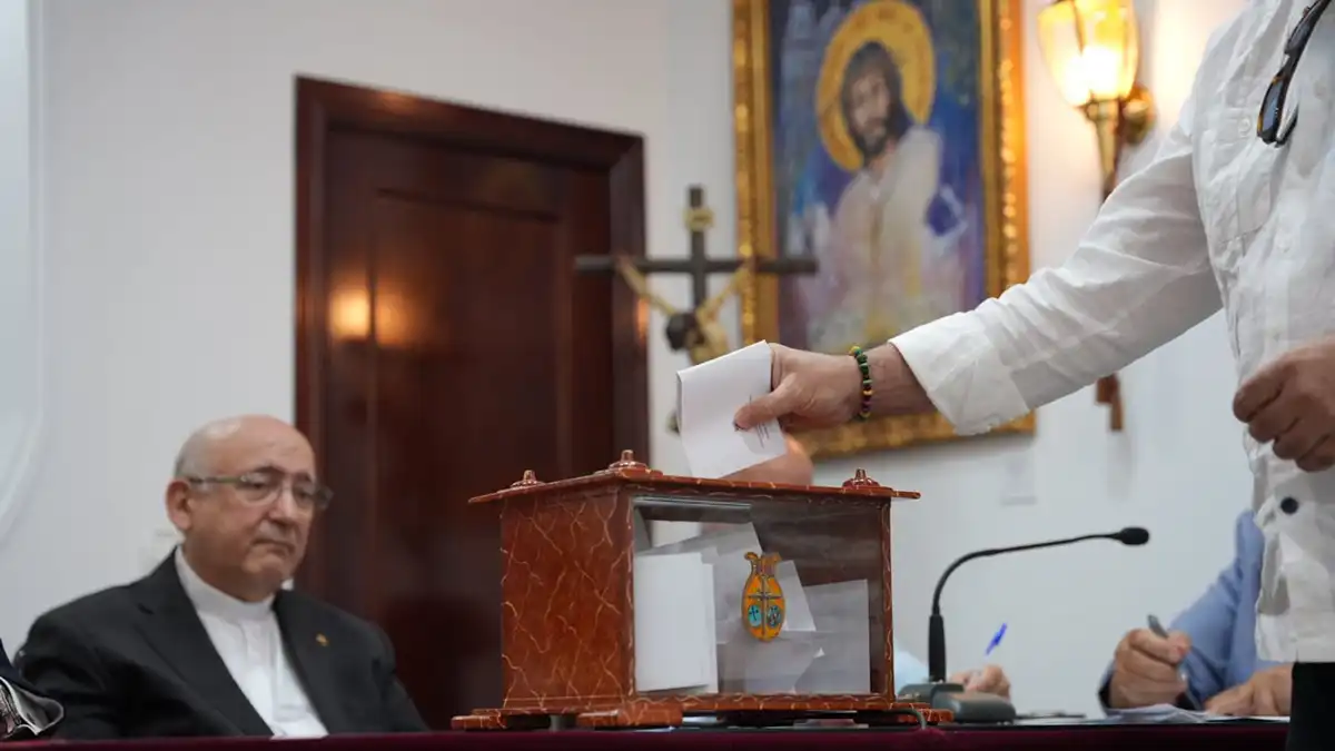 Un voto entrando en la urna electoral del Consejo de Hermandades de Cádiz.