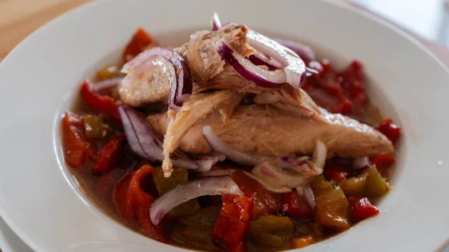 Ensalada de ventresca con pimientos y cebolla roja