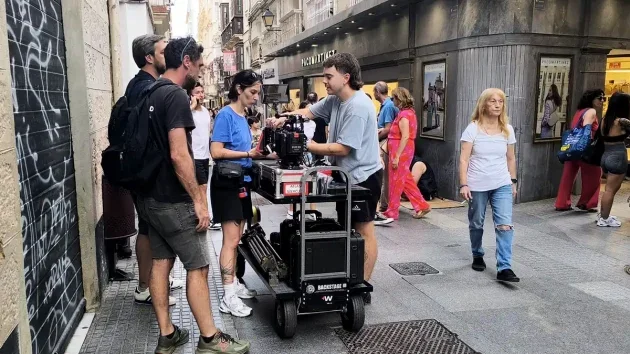 Equipo de rodaje de la serie sobre Mágico en la calle San Francisco de Cádiz.