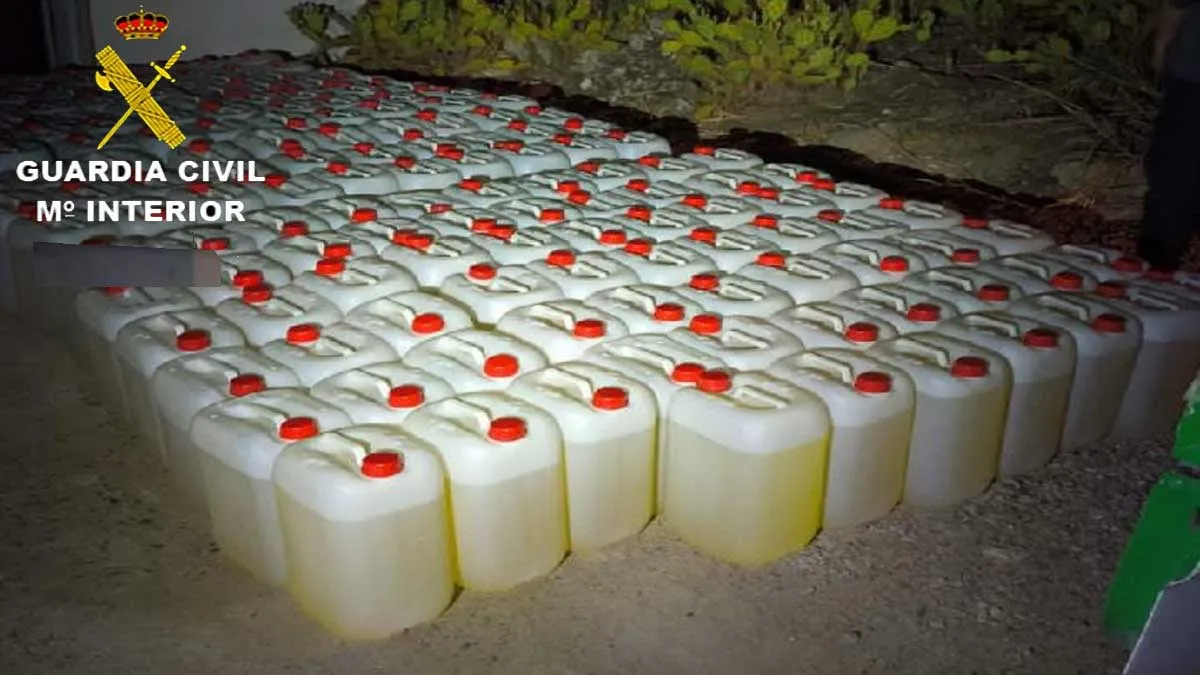 Bidones blancos con combustible incautados por la Guardia Civil, son muchos y se encuentran alineados.