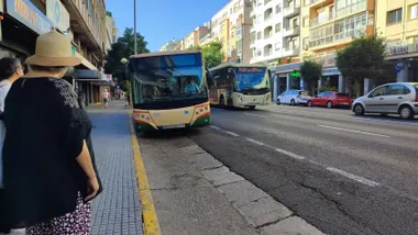 Un autobus urbano de Cádiz llegando a una parada