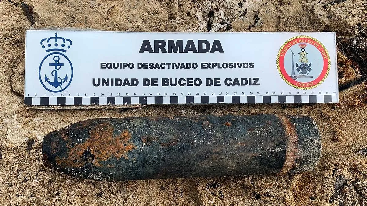 Proyectil encontrado en Camposoto, oxidado, sobre él el cartel de la Armada.