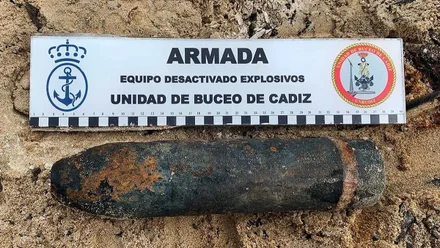 Proyectil encontrado en Camposoto, oxidado, sobre él el cartel de la Armada.
