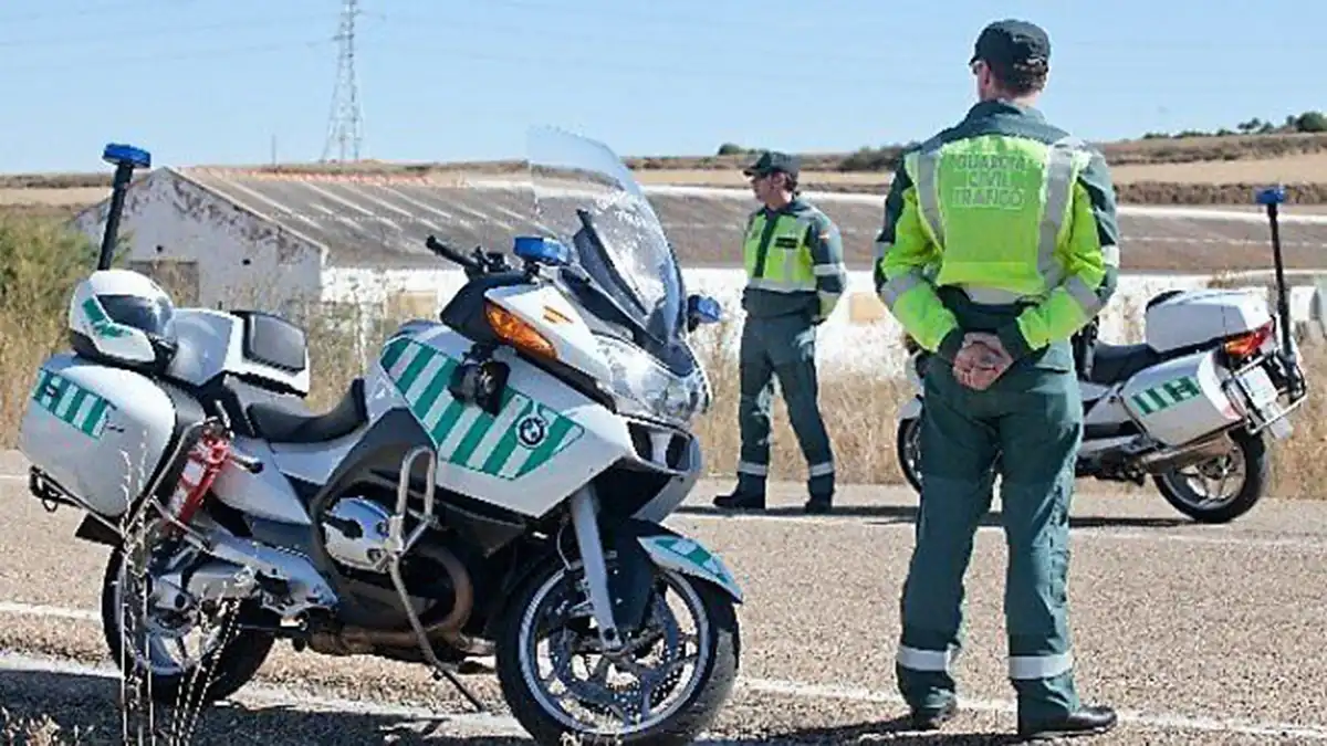 Agentes Guardia Civil de Tráfico.