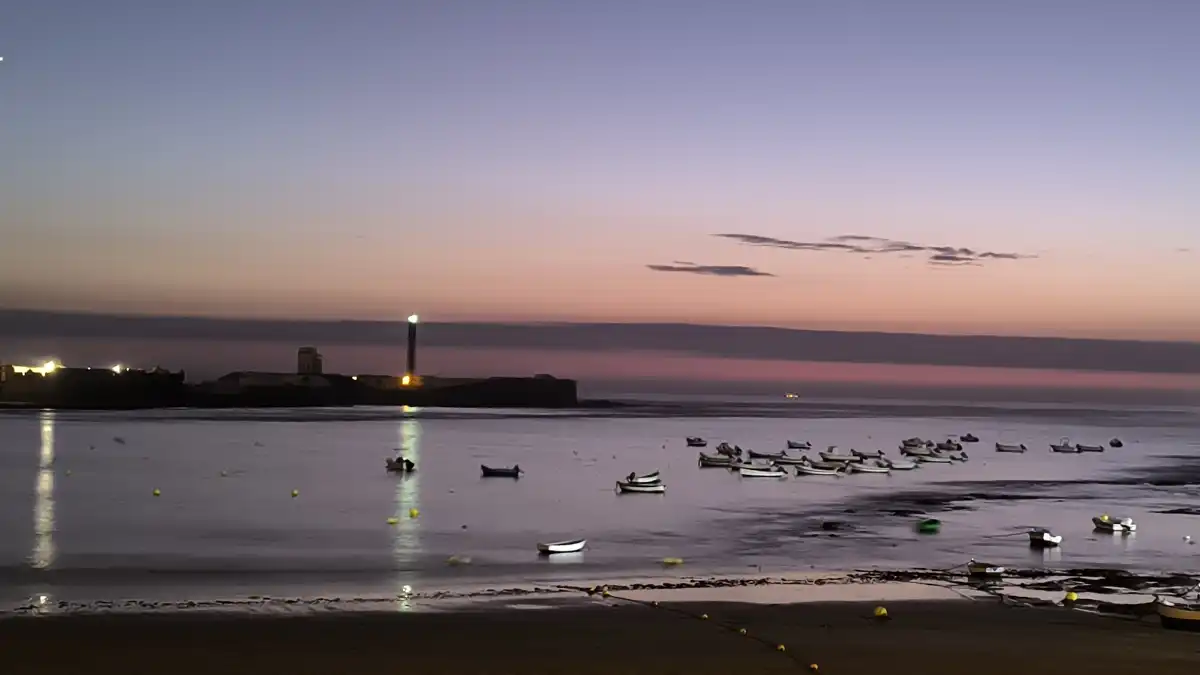 Anochecer en la playa de La Caleta de Cádiz.