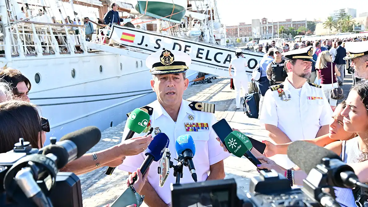 El comandante de Elcano, carreras-Presas, atiende a los medios