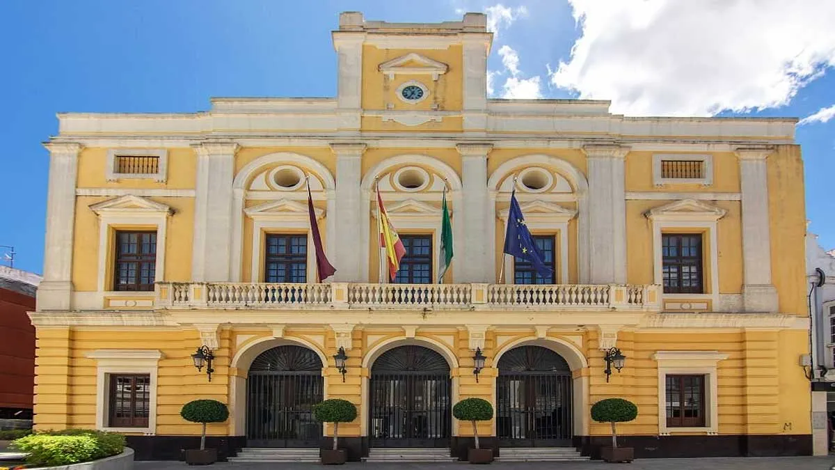Ayuntamiento de Chiclana destacando los colores blanco y amarillento de su fachada.