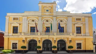 Ayuntamiento de Chiclana destacando los colores blanco y amarillento de su fachada.