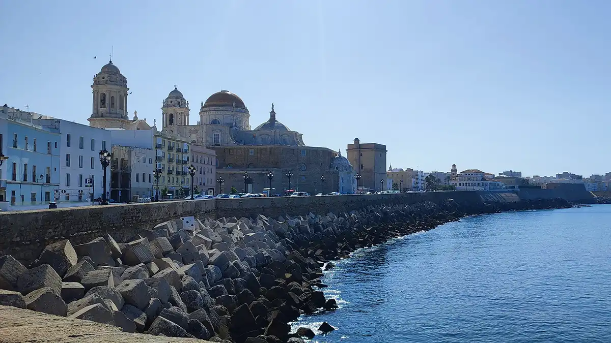 Vista del 'malecón' de Cádiz: el Campo del Sur y la Catedral en un día despejado y que será caluroso