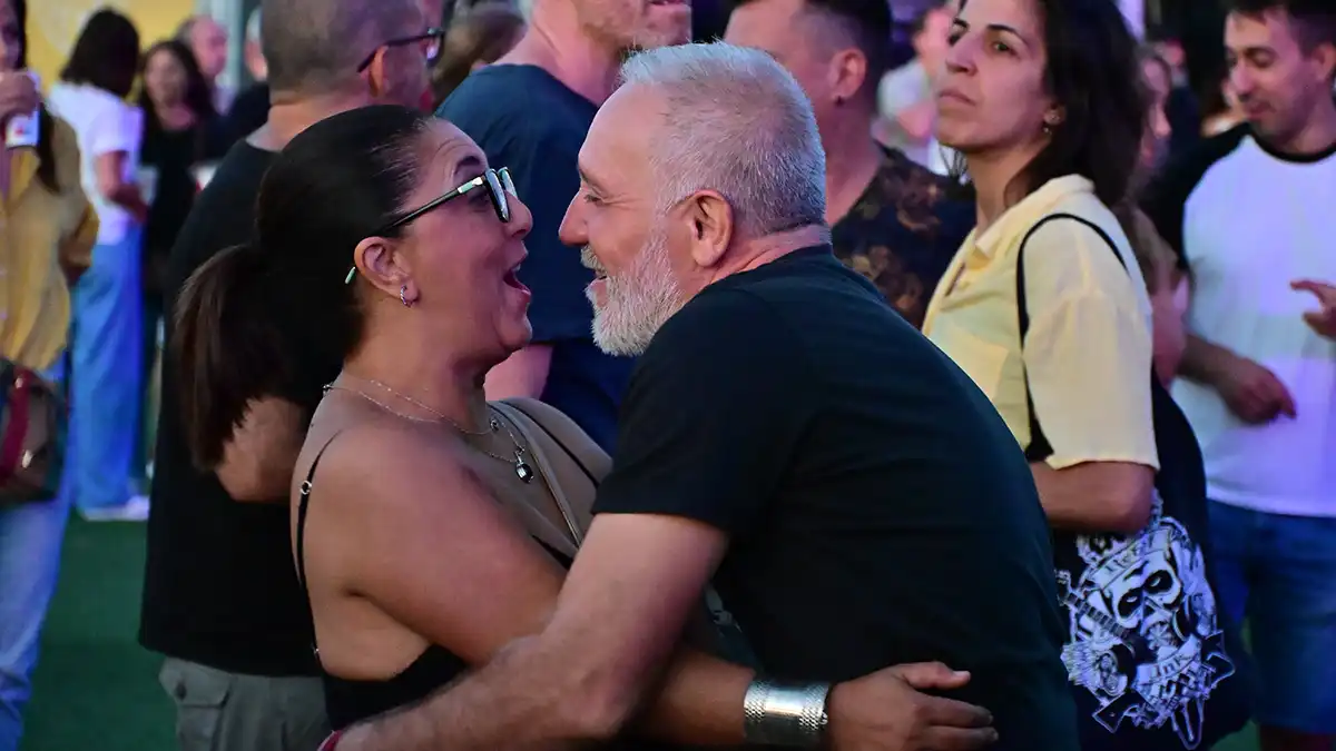 Una pareja madura baila abrazada un tema