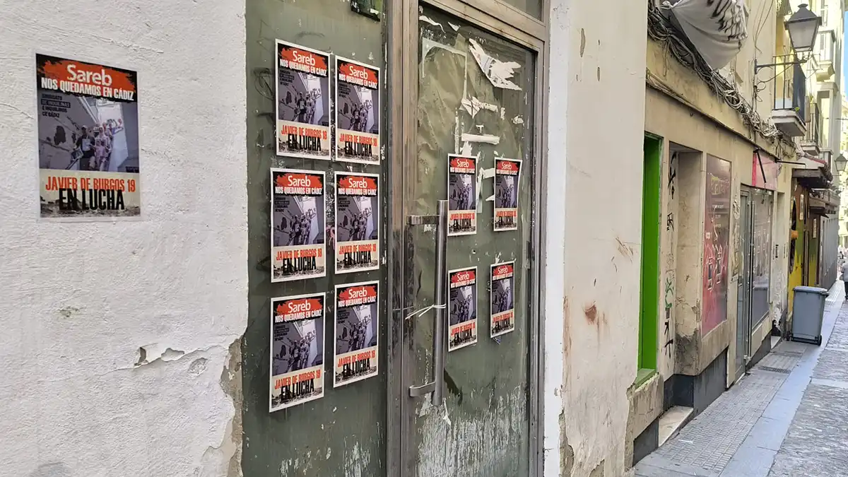 Carteles pegados en la calle Javier de Burgos con la reivindicación de las familias