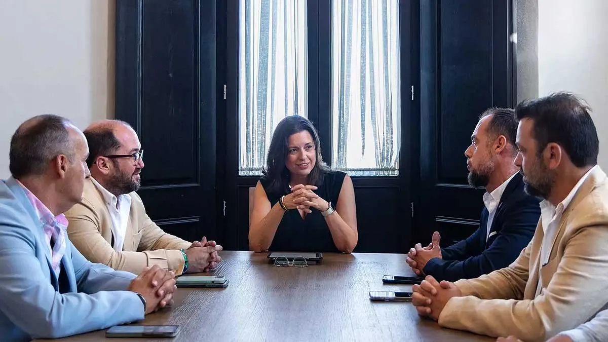 Patricia Cavada, con blusa negra y la nueva directiva de la JCC.