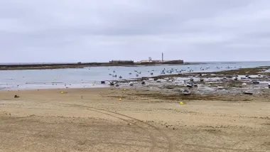 Cielo nublado y espectacular bajamar en la playa de la Caleta de Cádiz