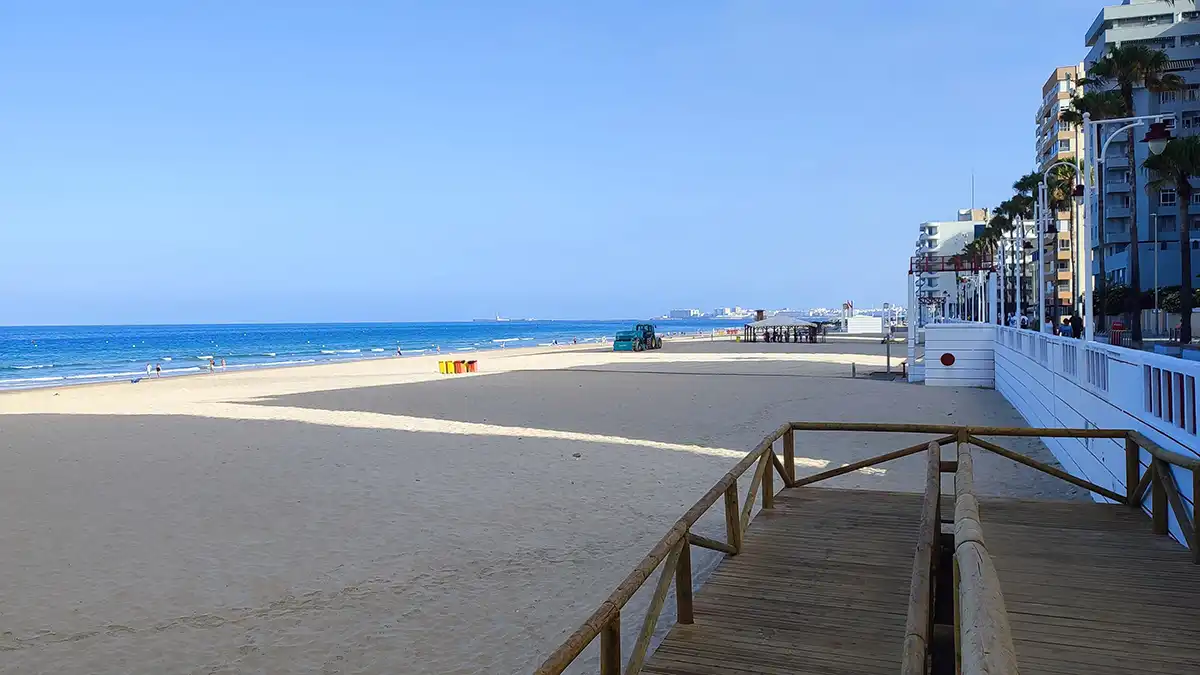 Cielos despejados en Cádiz desde la Playa de La Victoria