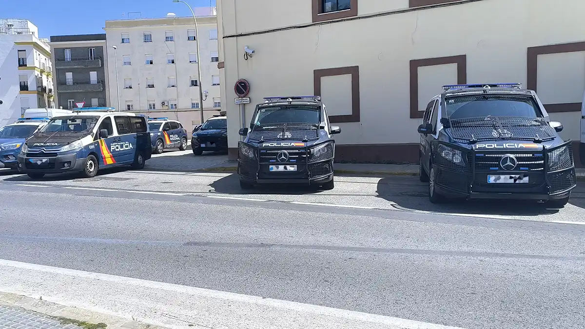Vehículos de la Policía Nacional aparcados en la antigua Comisaría de Cádiz.