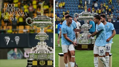 Cartel anunciador del horario del Trofeo y la Lazio levantando el trofeo de 2024