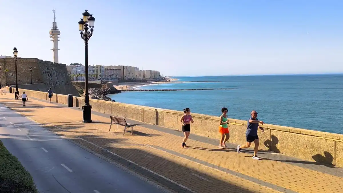 Corredores por el Paseo del Vendaval de Cádiz
